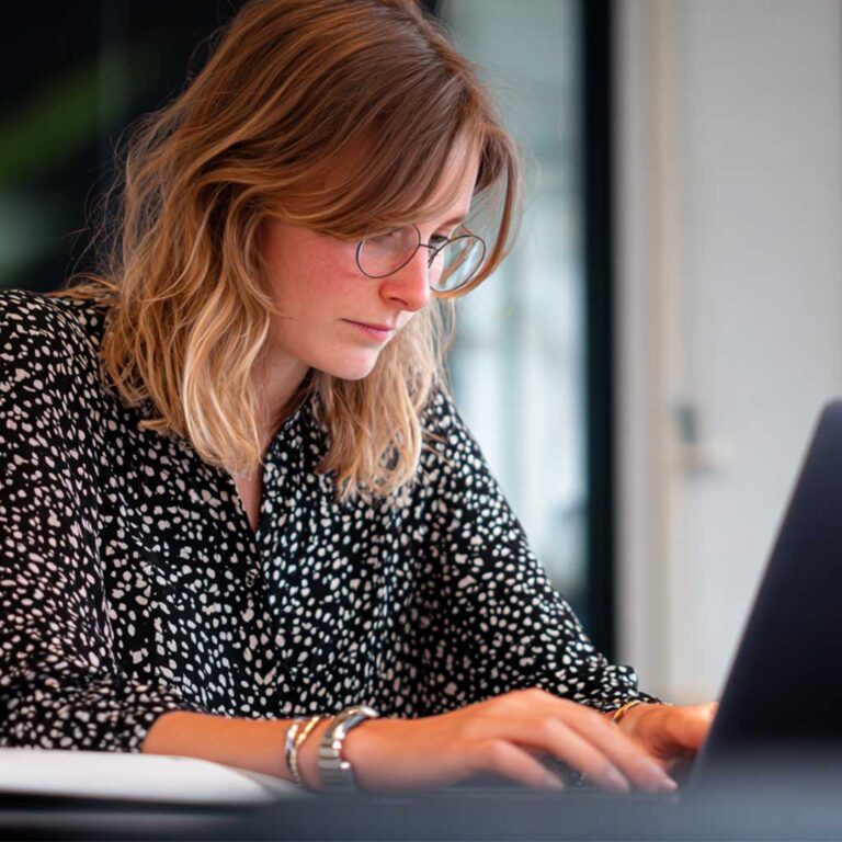Professionele notulist werkt vergaderverslag uit met oog voor kwaliteit en eindredactie