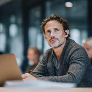Ervaren transcribent werkt geluidsopname professioneel uit naar leesbare tekst