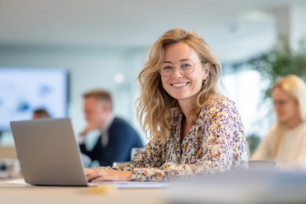 Professionele notulist maakt notulen voor een OR-vergadering